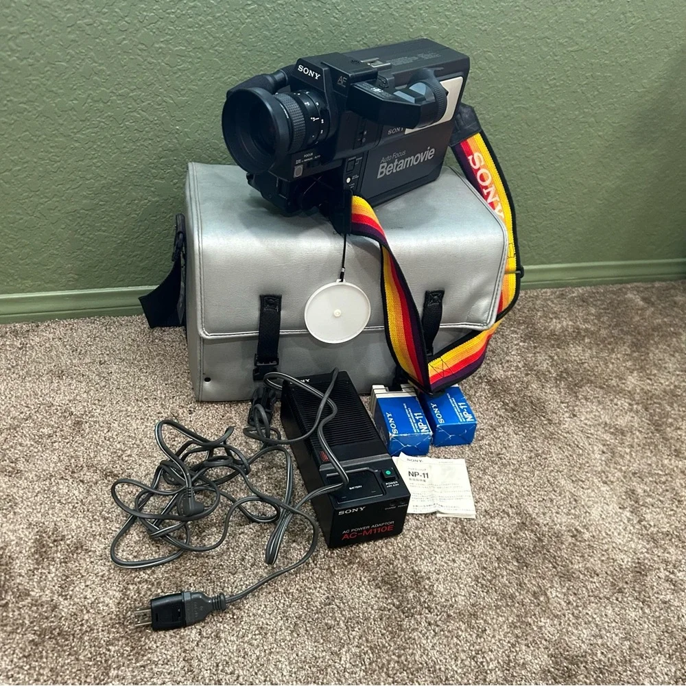 Sony Betamovie BMC-200 BetaMax Camcorder With RARE CASE + EXTRAS - UNTESTED